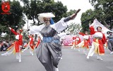 Hàng nghìn người đến lễ hội hoa anh đào vào dịp cuối tuần